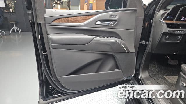 Cadillac Escalade 2023 — Photo 7/35
