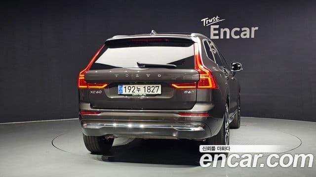 Volvo XC60 2023 — ფოტო 4/20