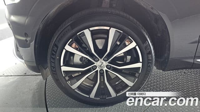 Volvo XC60 2023 — ფოტო 5/20