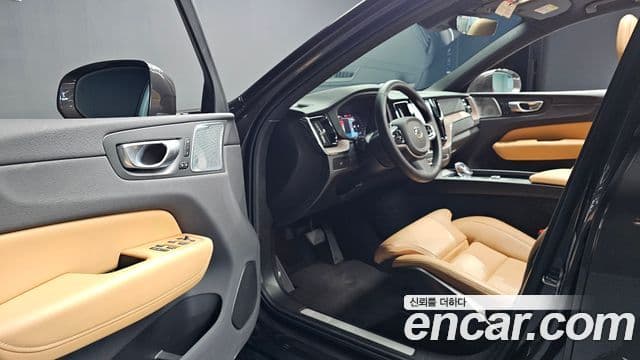 Volvo XC60 2023 — ფოტო 10/20