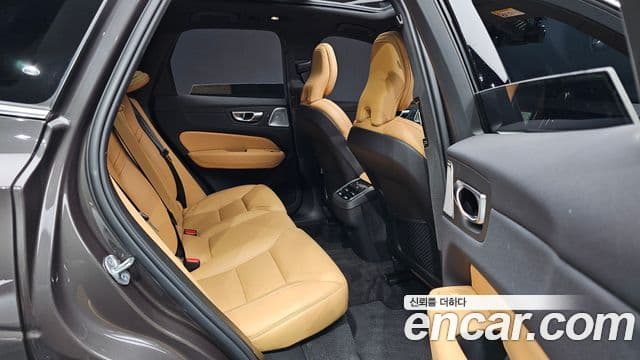 Volvo XC60 2023 — ფოტო 11/20