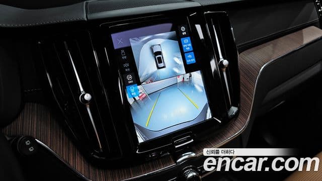 Volvo XC60 2023 — ფოტო 16/20