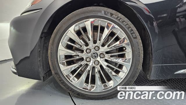 Lexus LS500h 2018 — Photo 15/20