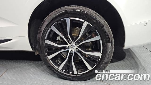 Volvo XC60 2023 — Photo 18/30