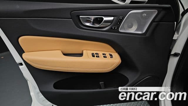 Volvo XC60 2023 — Photo 11/30
