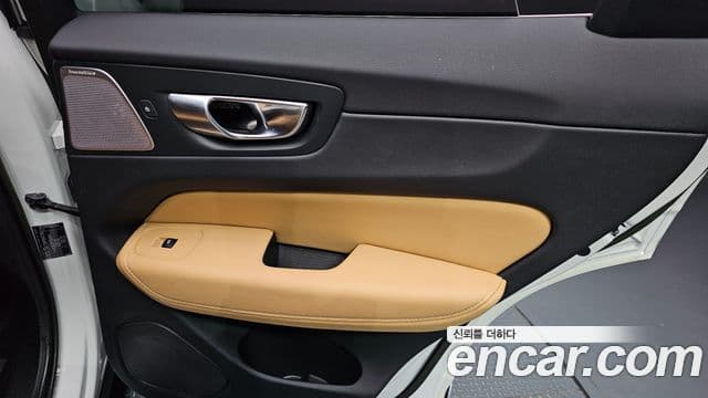 Volvo XC60 2023 — Photo 13/30