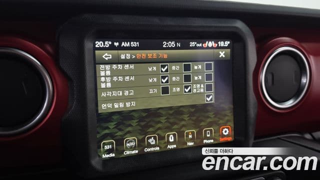 Jeep Wrangler 2023 — ფოტო 16/20