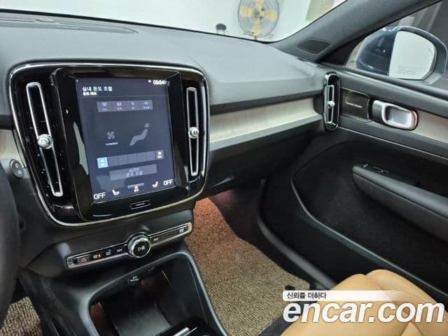 Volvo XC40 2020 — Şəkil 8/20