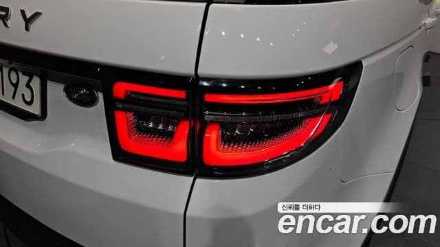 Land Rover Discovery Sport 2023 — Photo 8/37