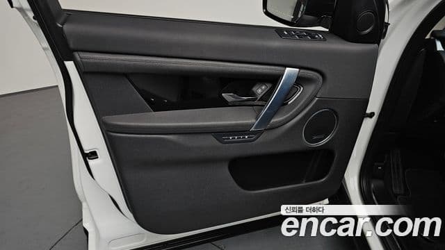 Land Rover Discovery Sport 2023 — Photo 3/37