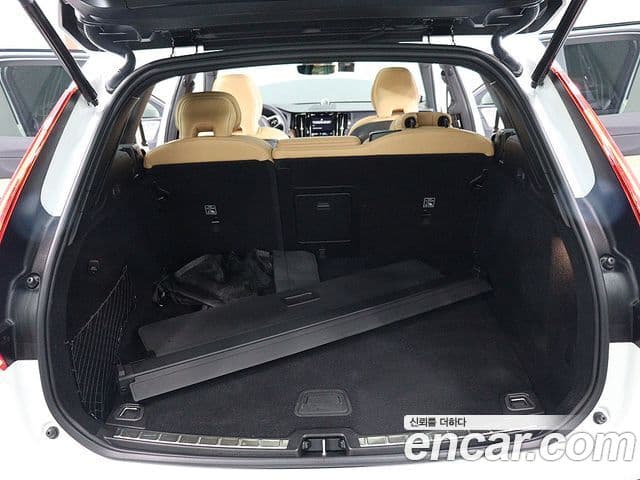 Volvo XC60 2023 — ფოტო 4/20