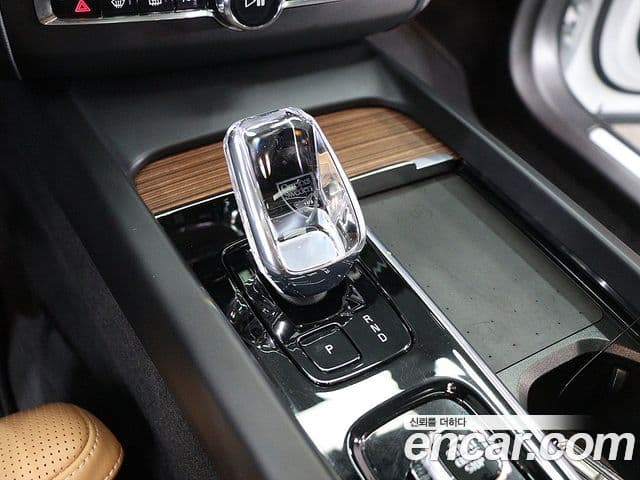Volvo XC60 2023 — ფოტო 8/20