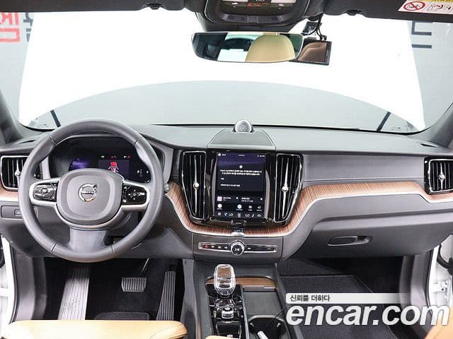 Volvo XC60 2023 — ფოტო 13/20
