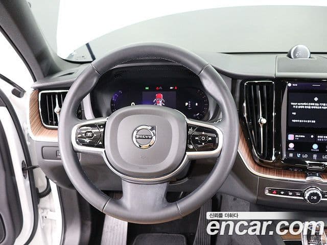 Volvo XC60 2023 — ფოტო 14/20