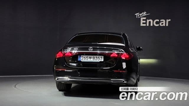 Mercedes-Benz E-Class 2024 — ფოტო 4/20