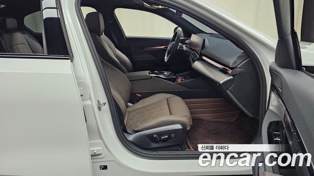 BMW 5 Series 2025 — Photo 13/33