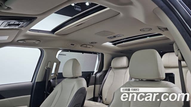 Kia Carnival 2021 — ფოტო 18/20