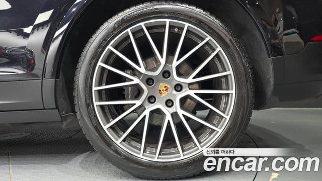 Porsche Cayenne 2020 — ფოტო 19/32