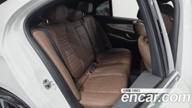 Mercedes-Benz E-Class 2021 — ფოტო 13/20