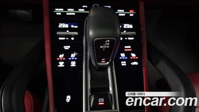 Porsche Cayenne 2021 — ფოტო 8/20