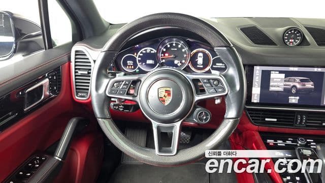 Porsche Cayenne 2021 — ფოტო 13/20
