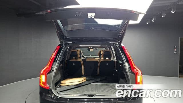 Volvo XC90 2023 — ფოტო 7/31