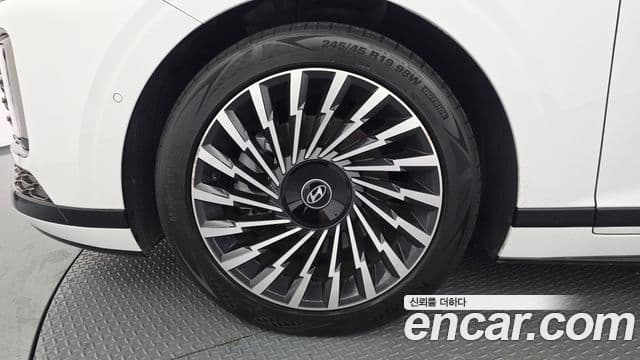 Hyundai Grandeur 2023 — ფოტო 5/20
