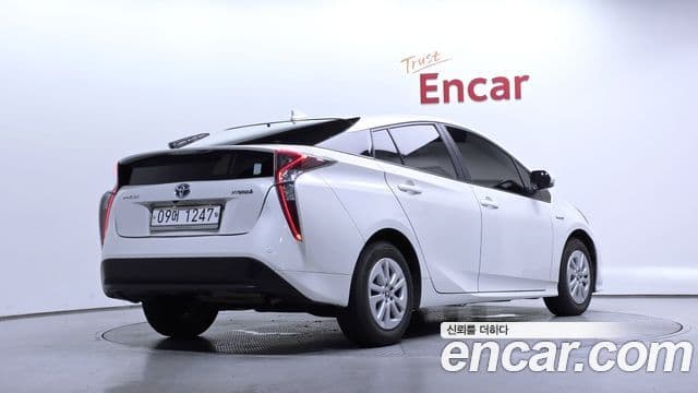 Toyota Prius 2018 — Şəkil 14/20
