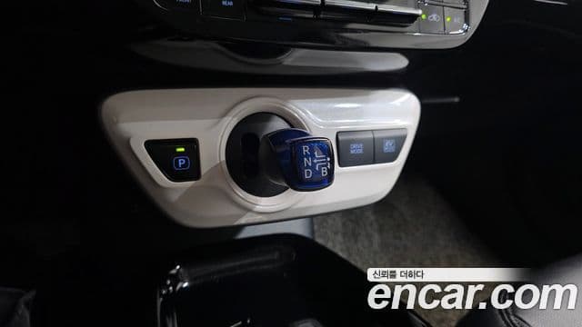 Toyota Prius 2018 — Şəkil 17/20