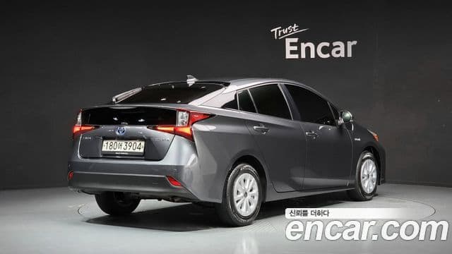 Toyota Prius 2022 — ფოტო 2/20