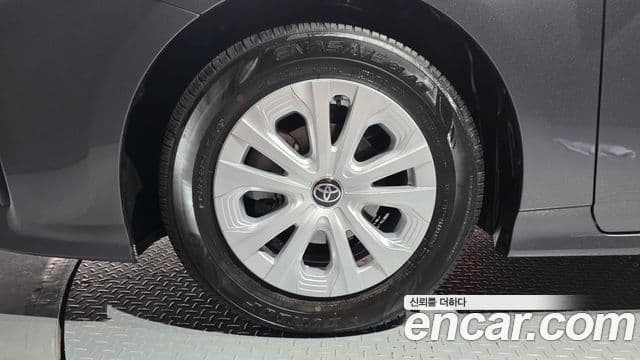 Toyota Prius 2022 — ფოტო 5/20