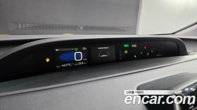 Toyota Prius 2022 — ფოტო 8/20