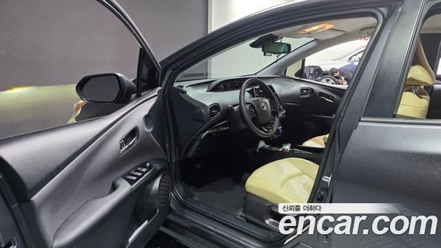 Toyota Prius 2022 — ფოტო 10/20