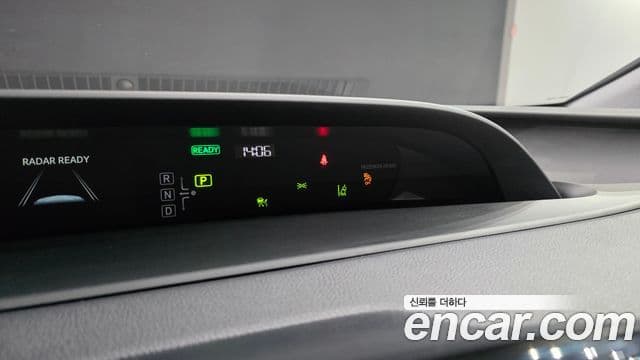 Toyota Prius 2022 — ფოტო 12/20