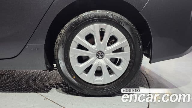 Toyota Prius 2022 — ფოტო 5/30
