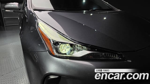 Toyota Prius 2022 — ფოტო 11/30
