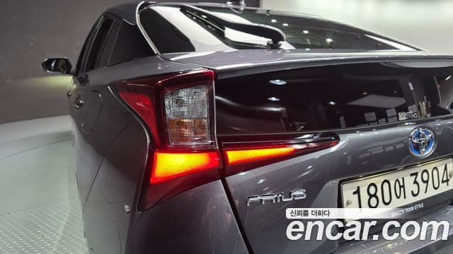 Toyota Prius 2022 — ფოტო 6/30