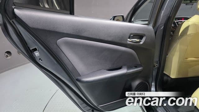 Toyota Prius 2022 — ფოტო 22/30