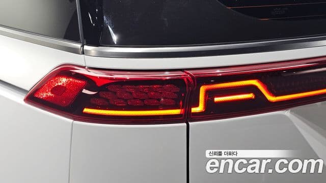 Kia Carnival 2023 — ფოტო 17/30