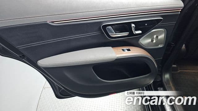 Mercedes-Benz EQS SUV 2023 — ფოტო 17/33