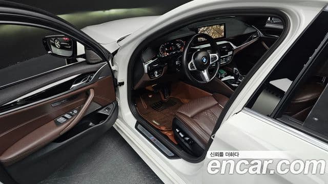 BMW 5 Series 2023 — фото 11 из 20
