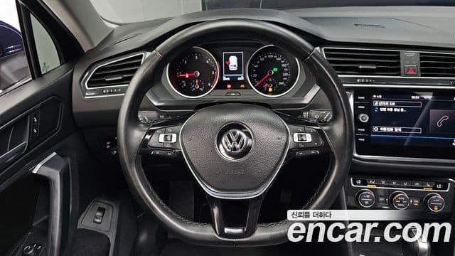 Volkswagen Tiguan 2018 — ფოტო 13/20
