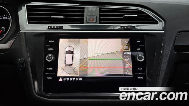 Volkswagen Tiguan 2018 — ფოტო 15/20