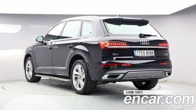 Audi Q7 2021 — ფოტო 14/20