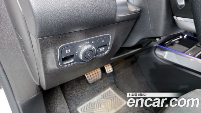 Mercedes-Benz GLB-Class 2020 — ფოტო 16/20