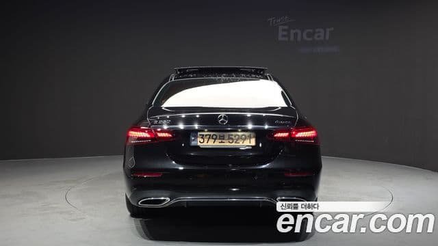 Mercedes-Benz E-Class 2022 — ფოტო 4/20