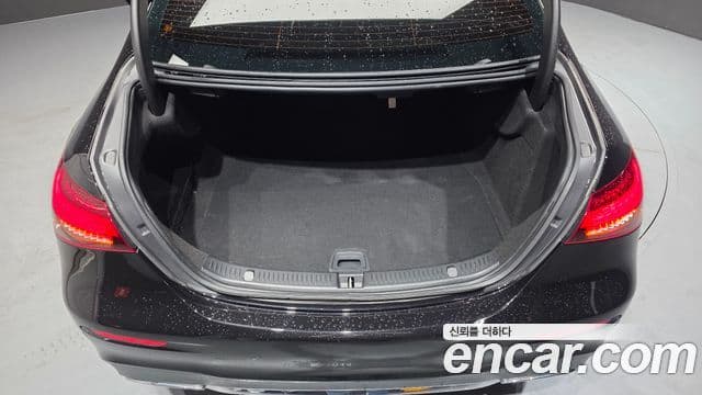 Mercedes-Benz E-Class 2022 — ფოტო 17/20