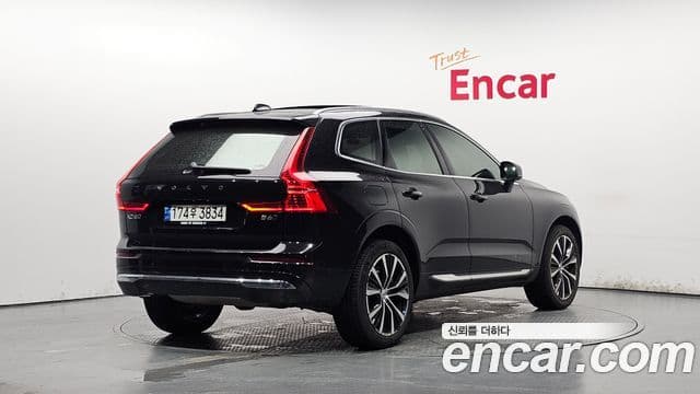 Volvo XC60 2022 — ფოტო 2/20