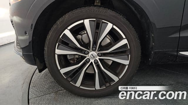 Volvo XC60 2022 — ფოტო 5/20