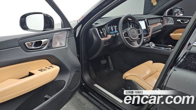 Volvo XC60 2022 — ფოტო 11/20